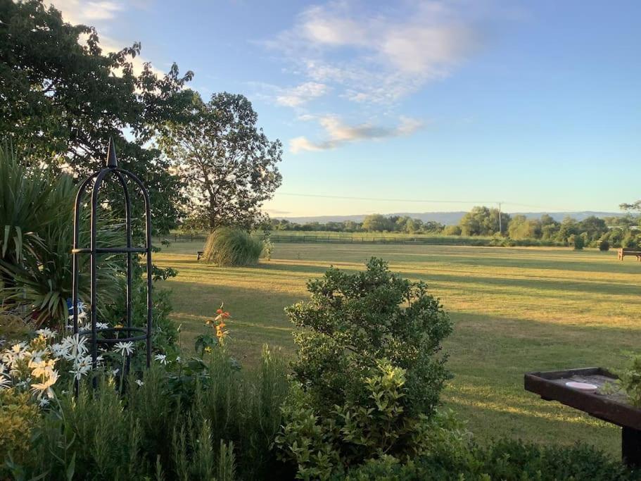 Cotswold Edge Guest Suite With Broadway Hill View Badsey Bagian luar foto